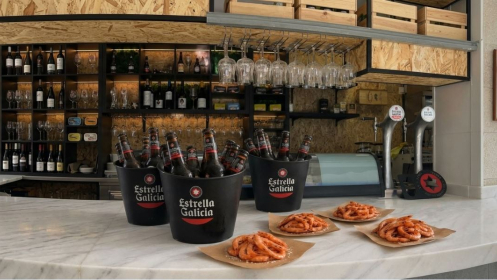 Cubo con 5 quintos de Estrella Galicia y un papelón de gambas