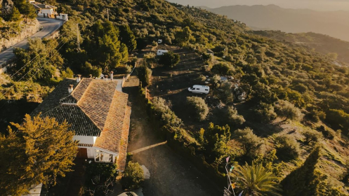 Disfruta de 2 noches de parcela en el Camping Comares por solo 2