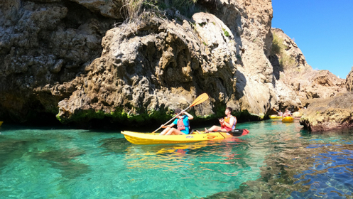Disfruta de una Ruta Larga en Kayak por los acantilados de Maro